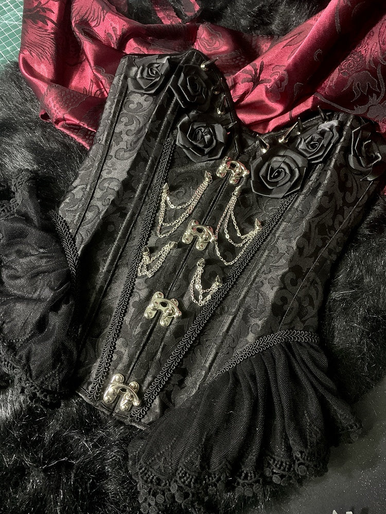 Gothic Korsett mit schwarzen Rosetten und Nieten, verziert mit Kette und Stäbchen