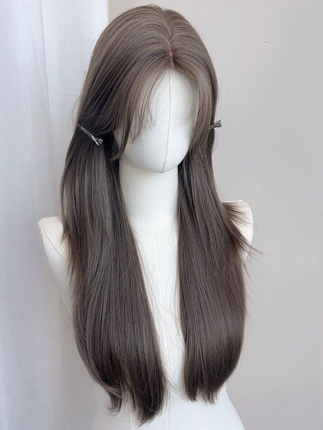 ブラウンのウエスト丈ストレートウィッグ（カーテンバング付き）