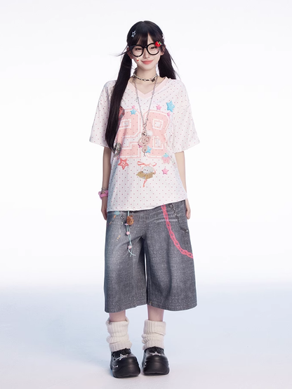 Weißes T-Shirt mit V-Ausschnitt und Zahlen- und Sternendruck