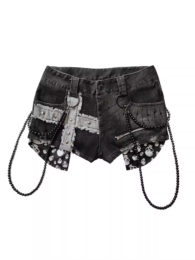 Jeansshorts, schwarze Kreuzapplikation, glamouröse Perlenkette mit Punk-