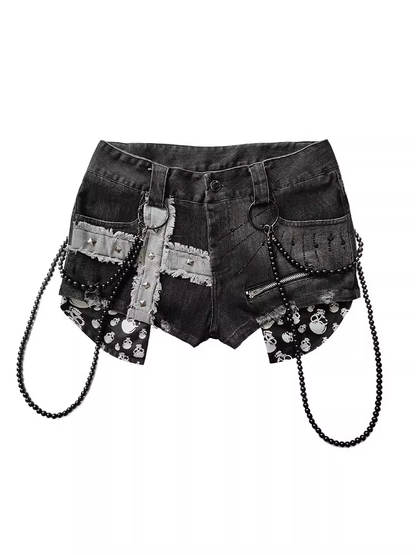 Jeansshorts, schwarze Kreuzapplikation, glamouröse Perlenkette mit Punk-