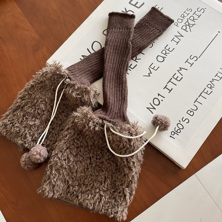 Süße weiß/schwarz/braune Y2K-Strick-Beinswärmer mit Pompons