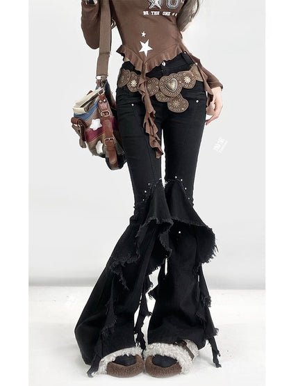 Schwarze Jeans mit ausgestellter Silhouette und Volantbesatz