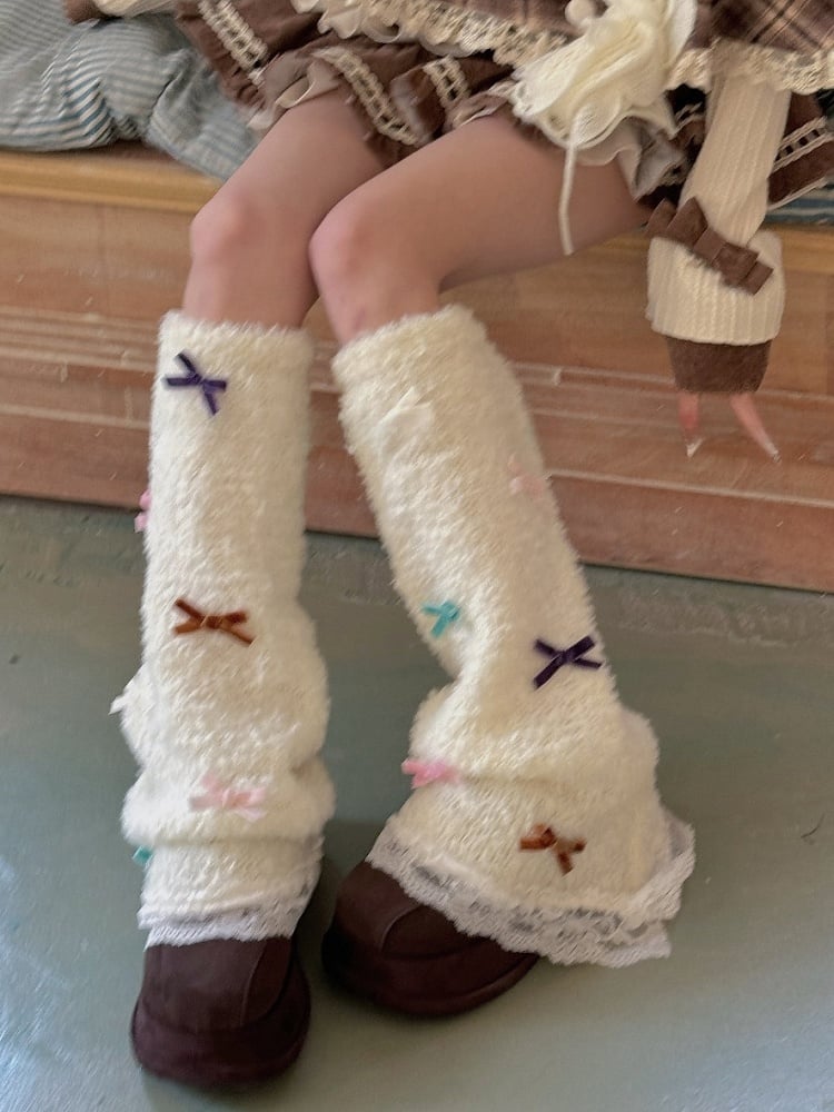 ホワイトのスイートなリボン結びレーストリムレッグウォーマー