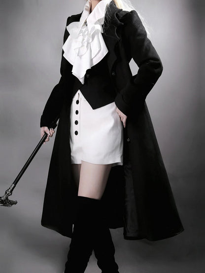 黒のカーブしたコウモリの羽根の形の襟のゴシックロリータコート