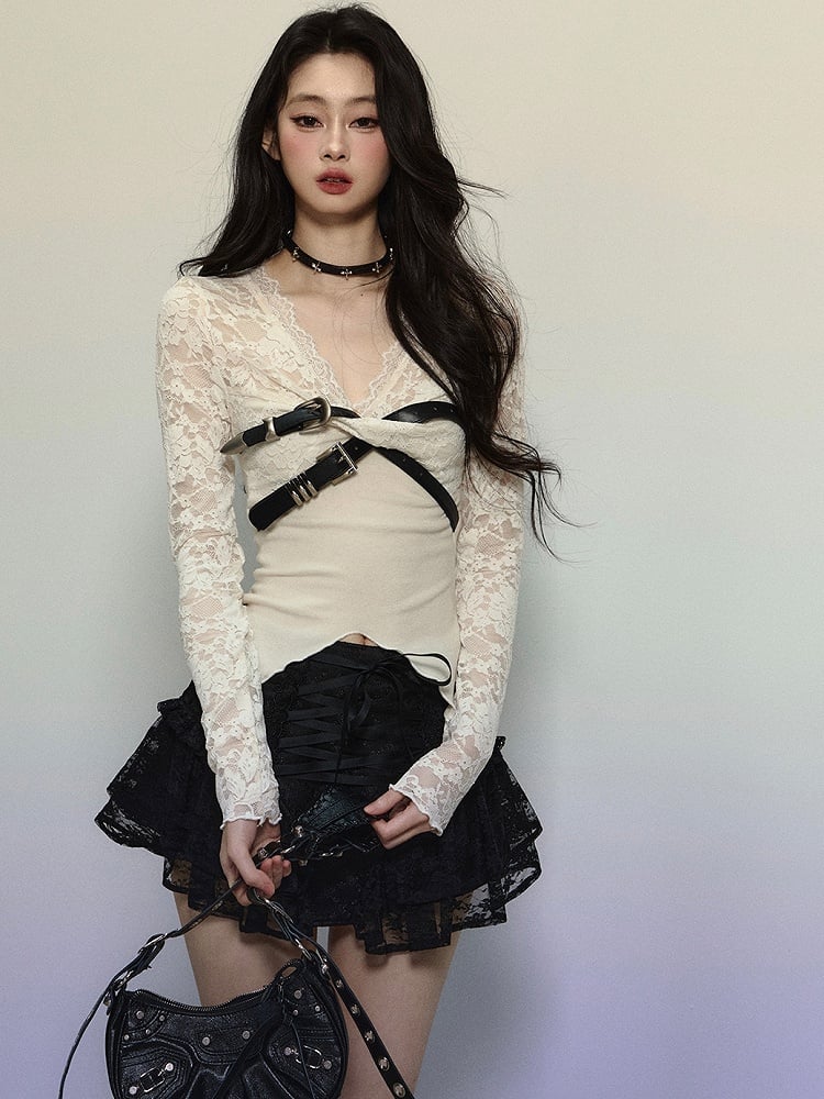 Aprikosenfarbenes Oberteil mit Schnallenträgern, V-Ausschnitt und langen Ärmeln aus Spitzenstrick