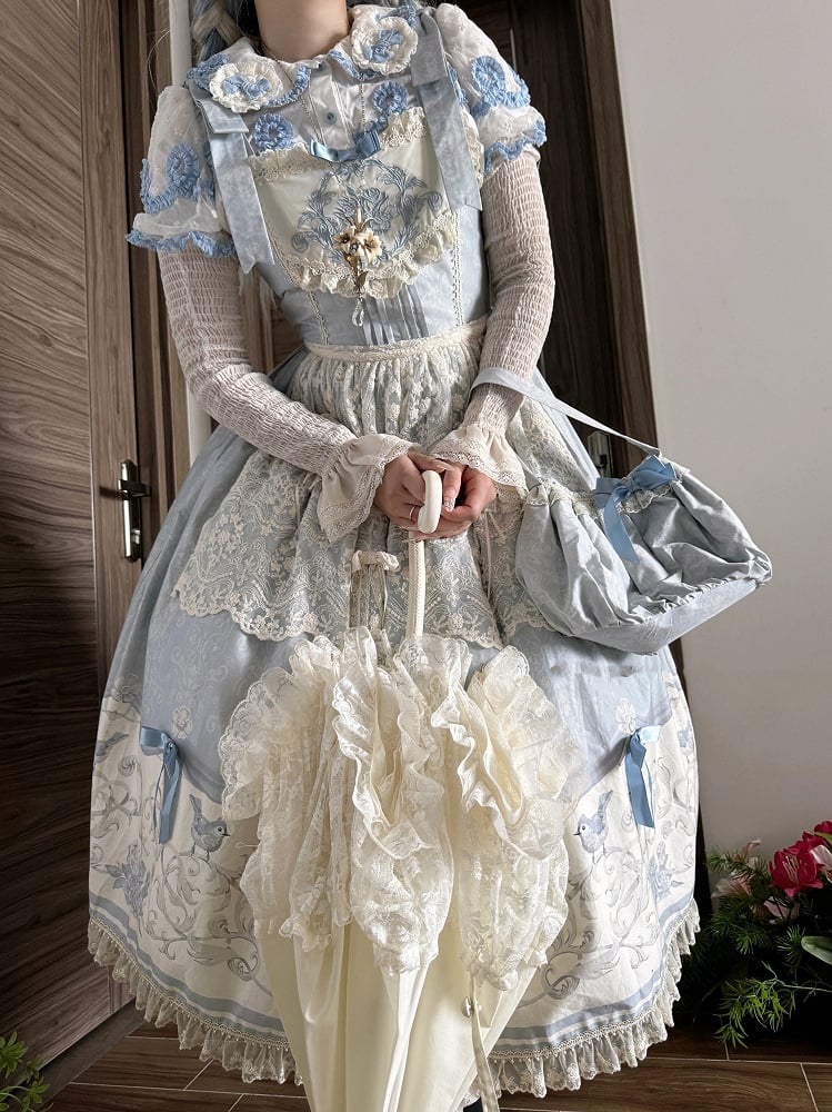 Lolita-Rock und blau bedruckter Pullover mit Blumenmeise