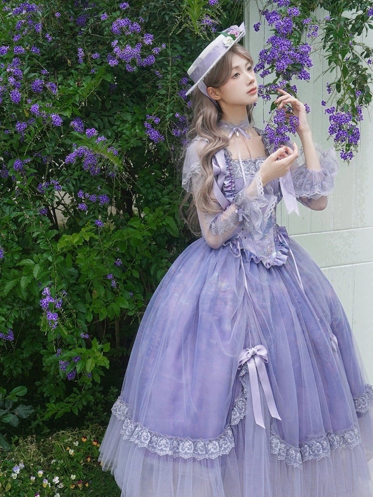 und eleganter Bandhut mit violettem Oberteil und Blumenmuster