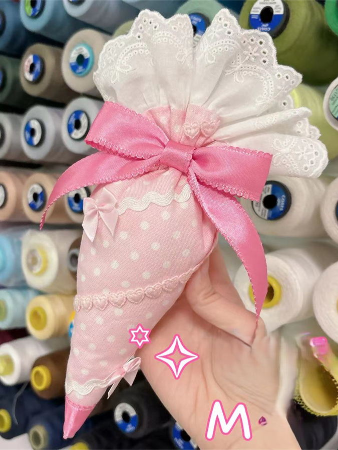Bowknots Lolita and Pink with Polka-dot Ruffles Pastry Piping Lace Bag–Shaped Brooch