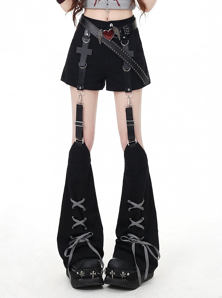 Schwarze Shorts mit verziertem Kreuz und abnehmbaren Beinwärmern