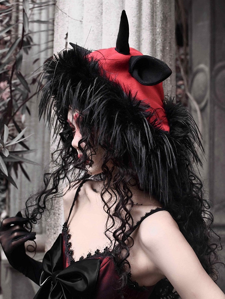 黒いアンテロープの角と耳、赤い悪魔のふわふわの帽子