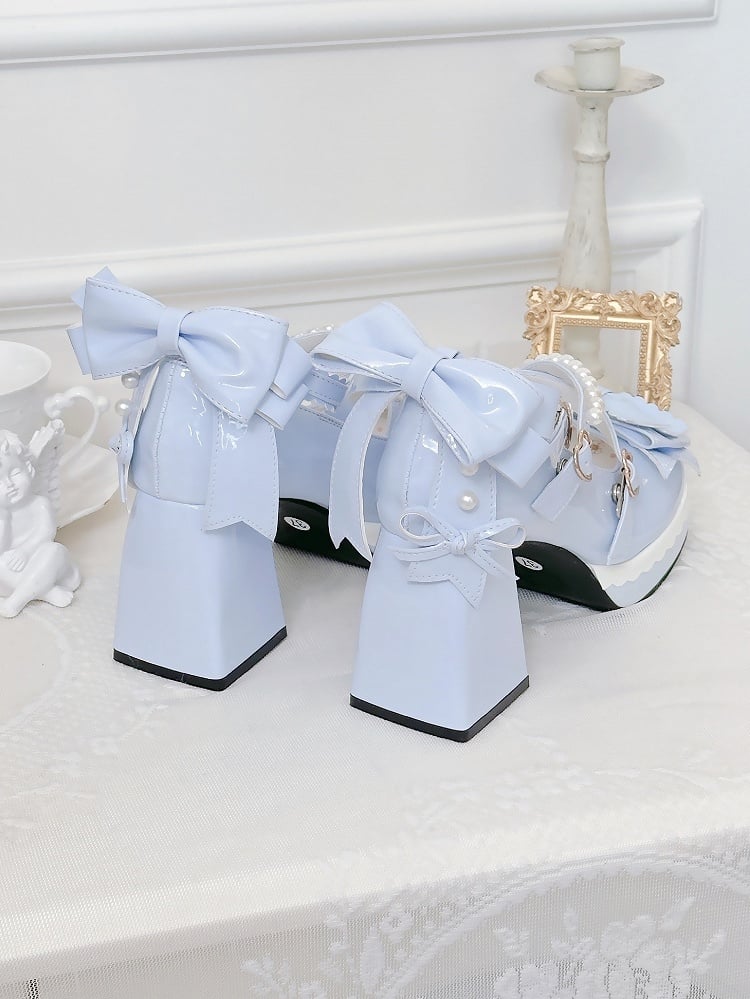 Hochmodische Lolita-Details mit süßem, blauem Plateau-Absatz-Design, Blockschleife und Kreuzmuster