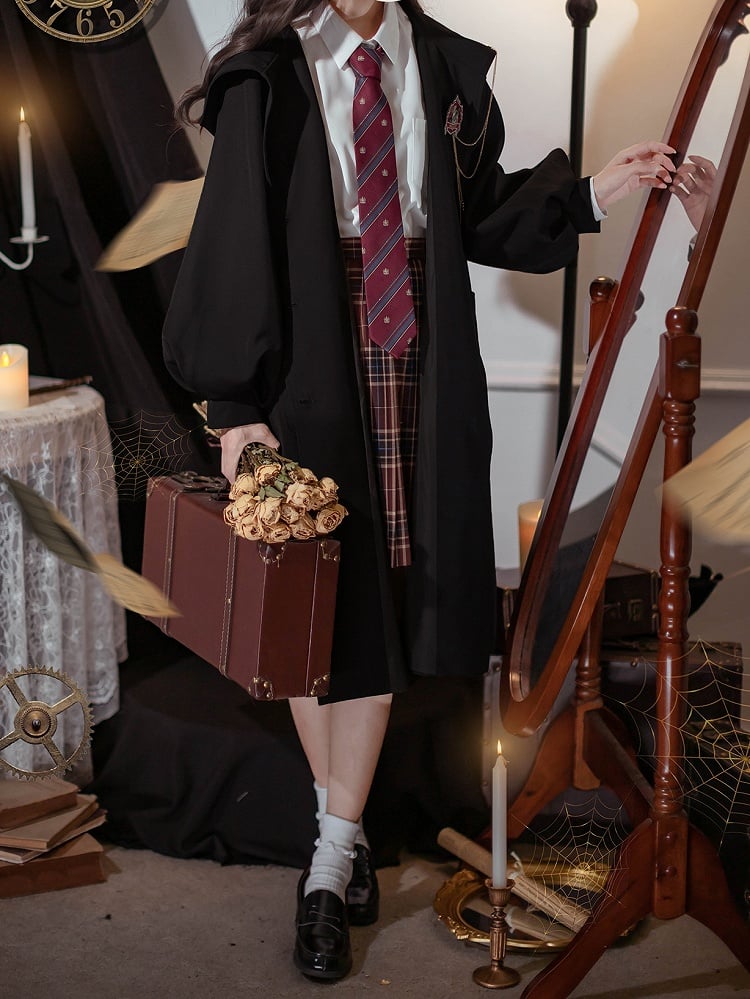 Langer adretter schwarzer Mantel mit Ballonärmeln und Kapuze