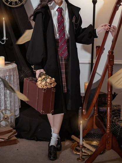 Langer adretter schwarzer Mantel mit Ballonärmeln und Kapuze