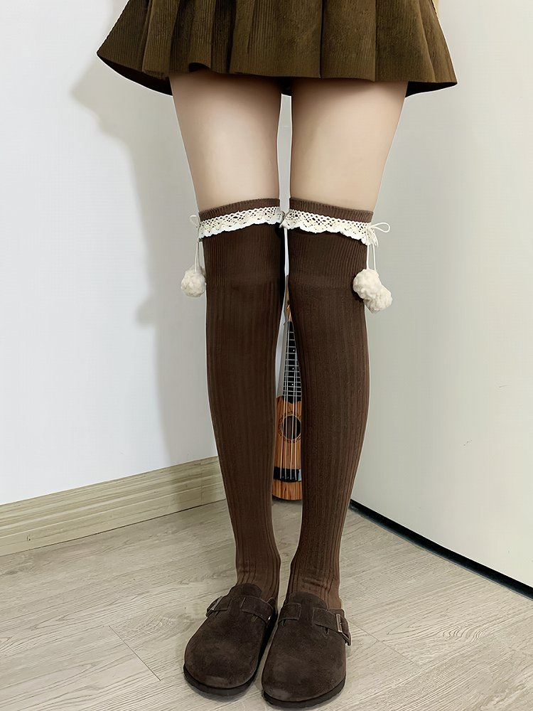 Aprikosenfarbene Overknee-Strümpfe mit Rüschenbund und Pompons