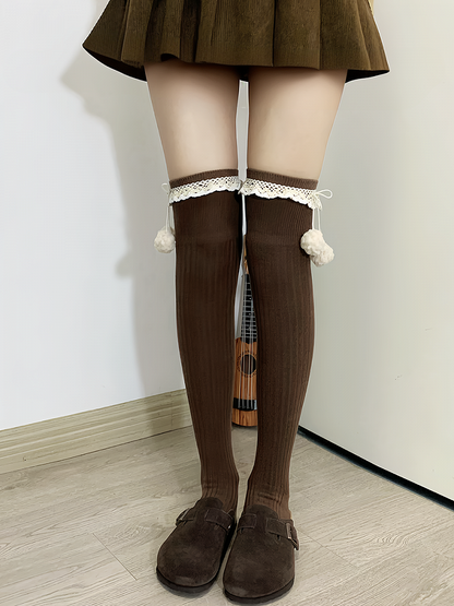 Aprikosenfarbene Overknee-Strümpfe mit Rüschenbund und Pompons