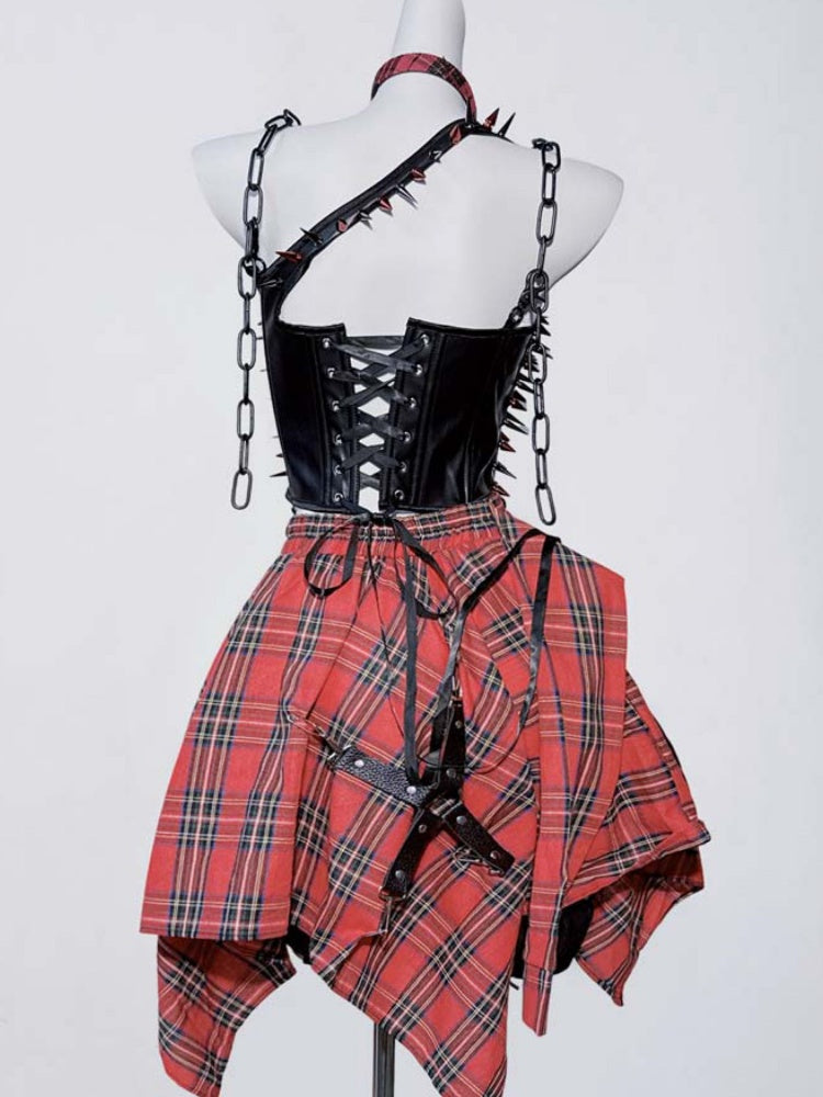 Schwarzes PU-Camisole-Top mit Punk-Nieten und Kettendetail und Schnürverschluss auf der Rückseite