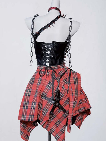 Schwarzes PU-Camisole-Top mit Punk-Nieten und Kettendetail und Schnürverschluss auf der Rückseite