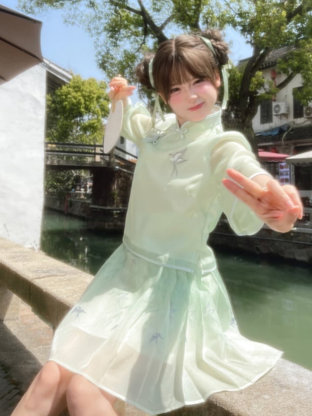 Buttons Green Banded Light Collar Knot