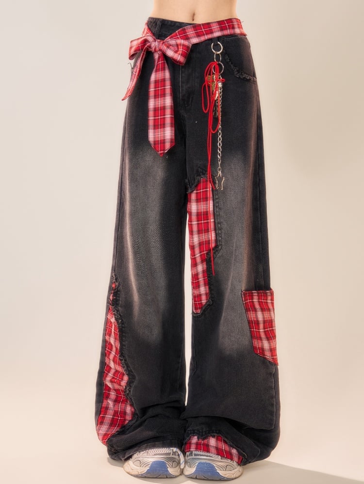 Graue Jeans mit weitem Bein und rot kariertem Taillengürtel