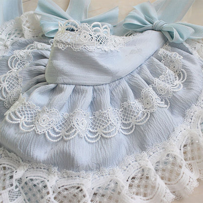 ブルーの蝶結びのディテール、ビーズの雪飾り、レースのトリム、ボンネット