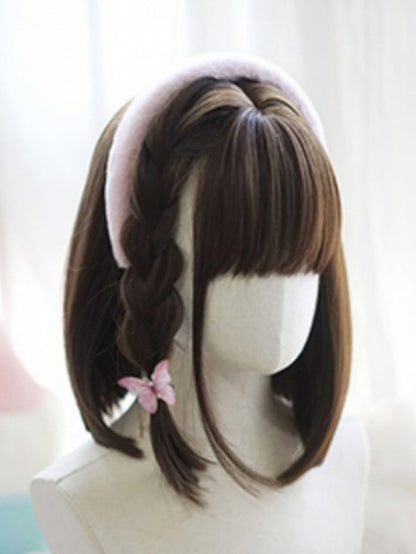 Dunkelbraune, schulterlange, glatte Perücke im Bob-Schnitt mit vollem Pony