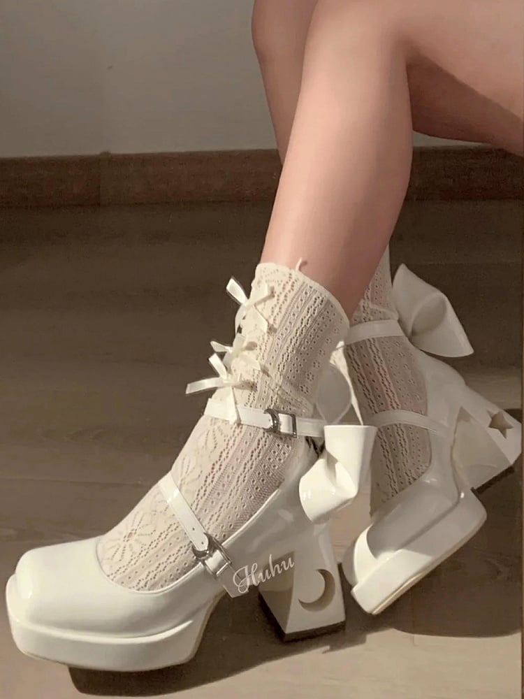 mit Astral-Plateaus, Schleifenausschnitten auf der Rückseite, Y2K-Block- und Celestial-Heels in Weiß