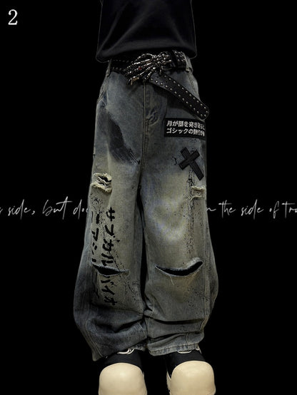 アップリケとブルーのカットディテール、クロス、ダメージ加工の穴、レタードのワイドレッグジーンズ