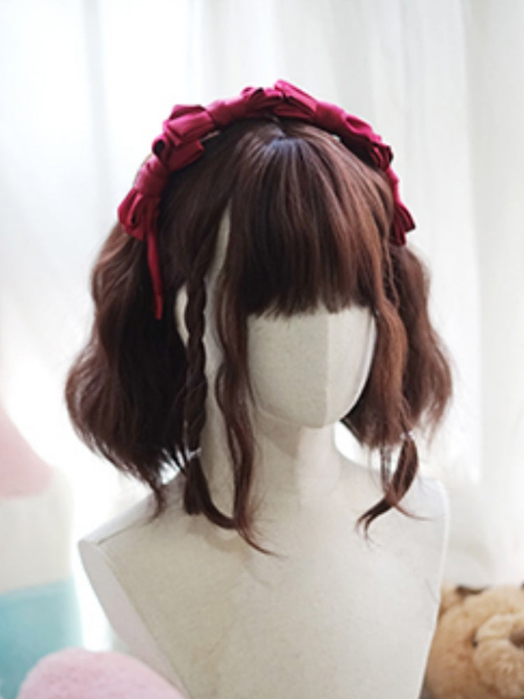 ダークブラウンの肩までの長さのウェーブウィッグ（前髪あり）