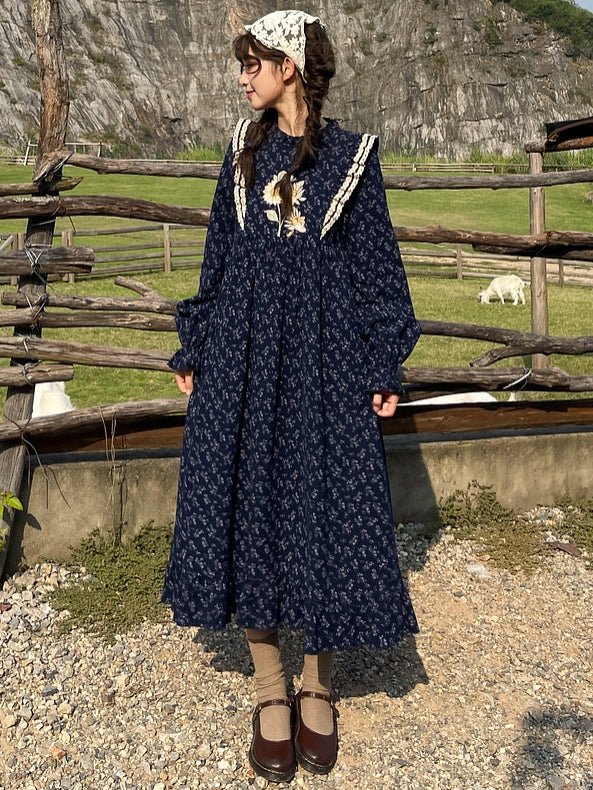 Dunkelblaues Mori Kei Blumenkleid mit Rüschenausschnitt und Blumenmuster