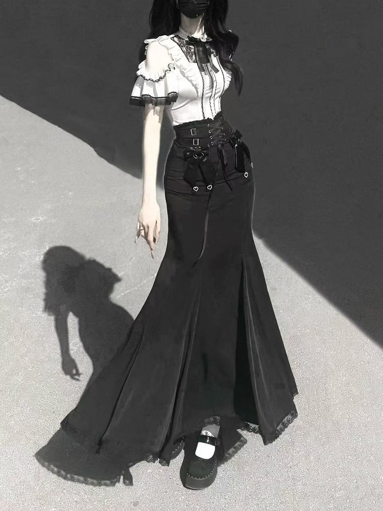 Schwarze Bluse mit ausgeschnittenen Schultern und Illusionsausschnittbesatz aus weißer Spitze von Jirai Kei