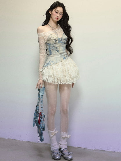 Blaues Minikleid aus Denim mit Patchwork-Spitze und asymmetrischem Ausschnitt