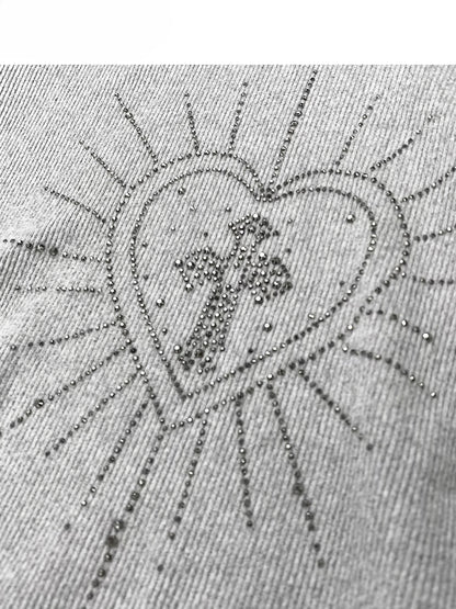 Hellgraues Stricktop mit hohem Halsausschnitt und herzförmigen Strasssteinen