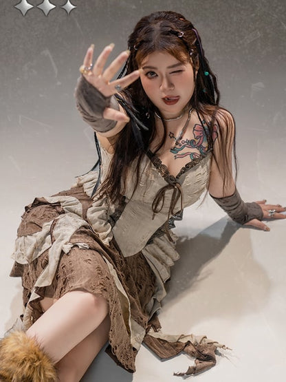 Plus Size Camisole-Kleid mit baskischer Taille und kaskadierenden Rüschen im Used-Look, Ödland-Punk-Stil, braune Löcher