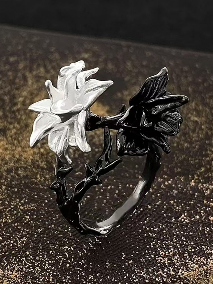 Schwarz-weißer Ring im Cheongsam-Stil mit Blumenmuster
