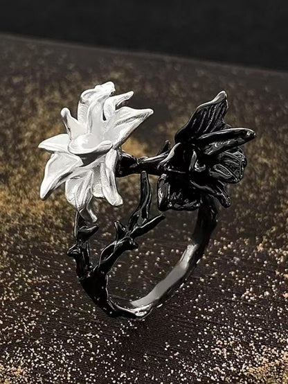 Schwarz-weißer Ring im Cheongsam-Stil mit Blumenmuster