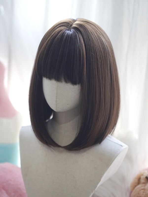 Dunkelbraune, schulterlange, glatte Perücke im Bob-Schnitt mit vollem Pony