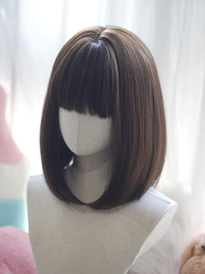 Dunkelbraune, schulterlange, glatte Perücke im Bob-Schnitt mit vollem Pony