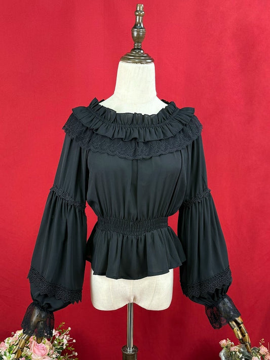 ブラックの伸縮性のあるネックラインのシフォンブラウス、スモック加工の伸縮性のあるウエスト