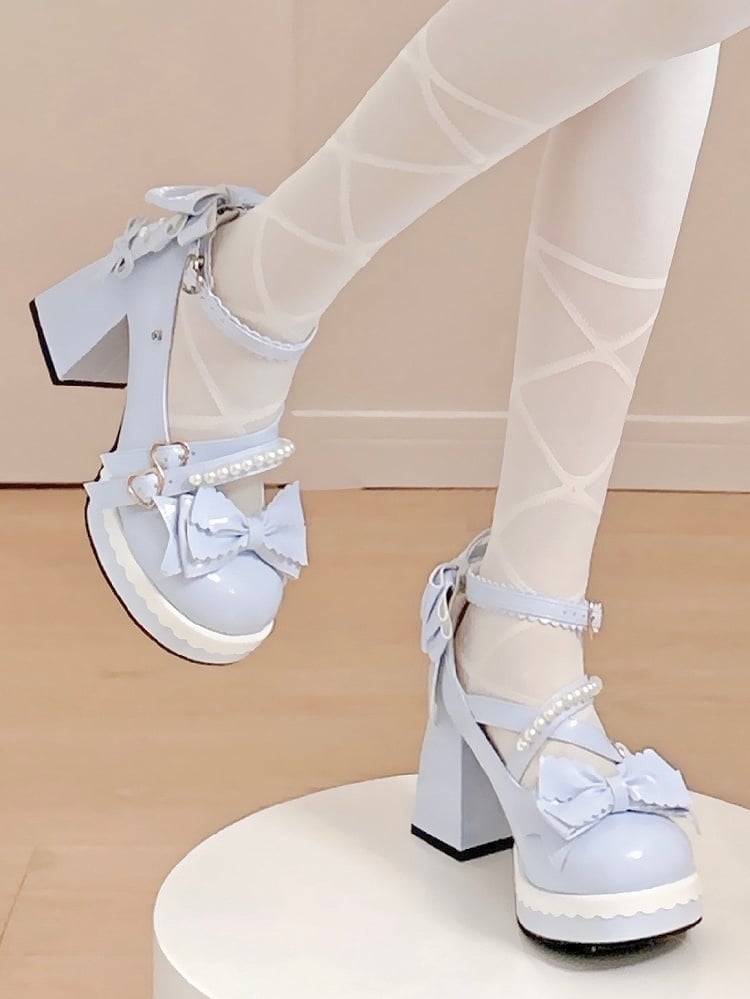 Hochmodische Lolita-Details mit süßem, blauem Plateau-Absatz-Design, Blockschleife und Kreuzmuster