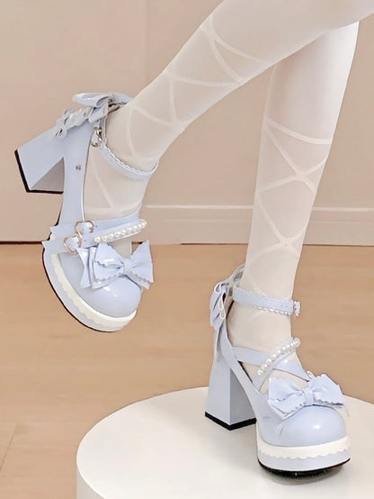 Hochmodische Lolita-Details mit süßem, blauem Plateau-Absatz-Design, Blockschleife und Kreuzmuster