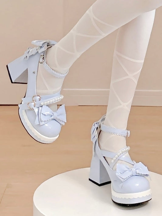 Hochmodische Lolita-Details mit süßem, blauem Plateau-Absatz-Design, Blockschleife und Kreuzmuster