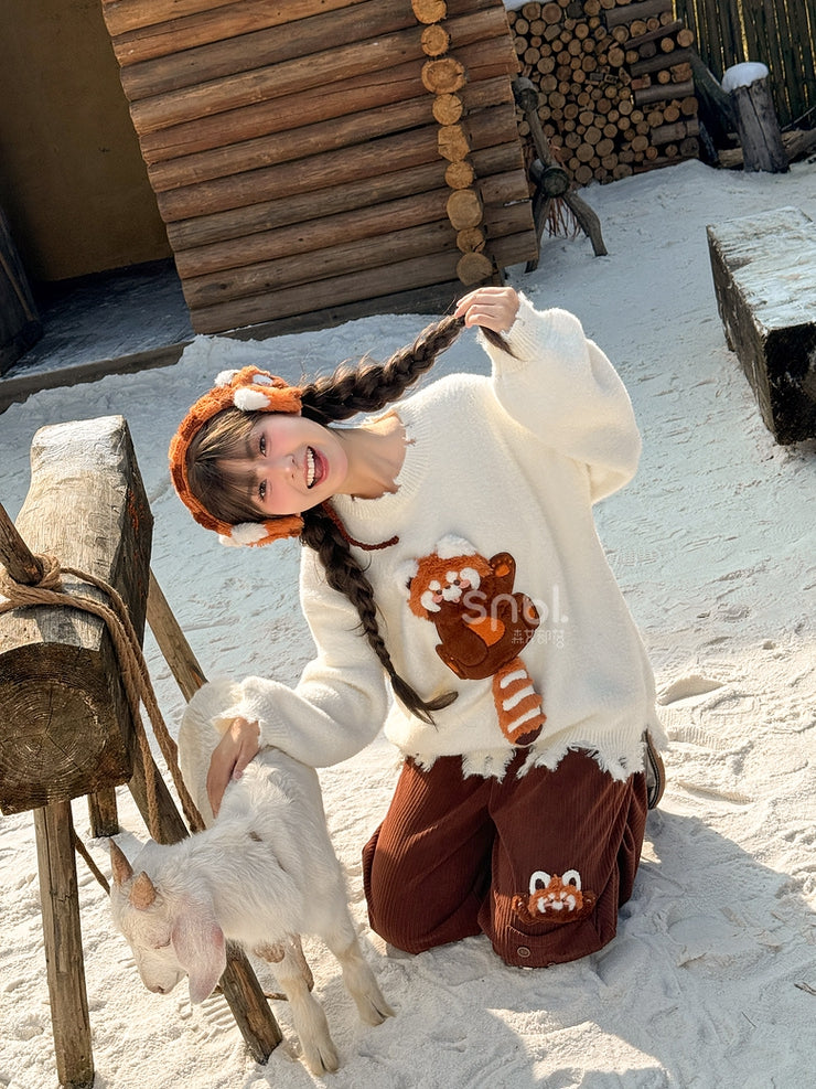 白い可愛いレッサーパンダのディストレストリムのルーズセーター