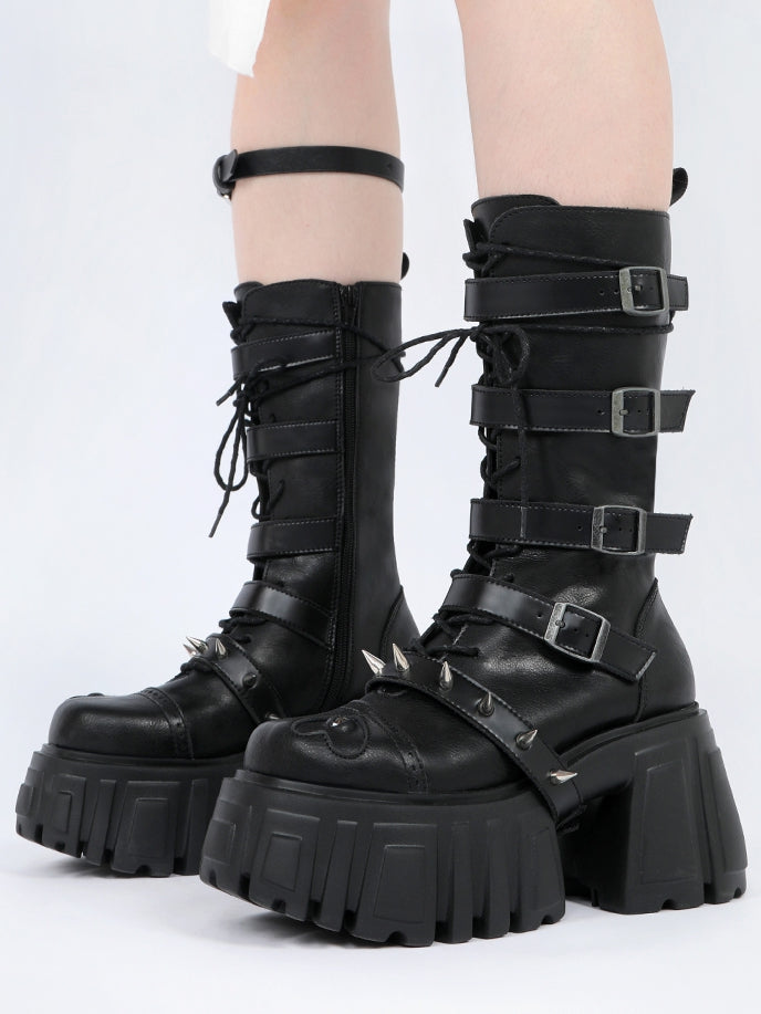 Chunky Plateaustiefel mit Akzenten, Nieten an der Spitze, schwarzer Cyberpunk-Stil mit Riemen – wadenhohe Schnalle mit Augenverzierung