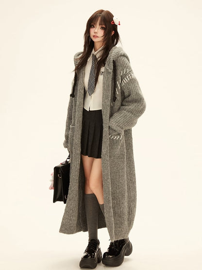 グレーのロングフードカーディガン