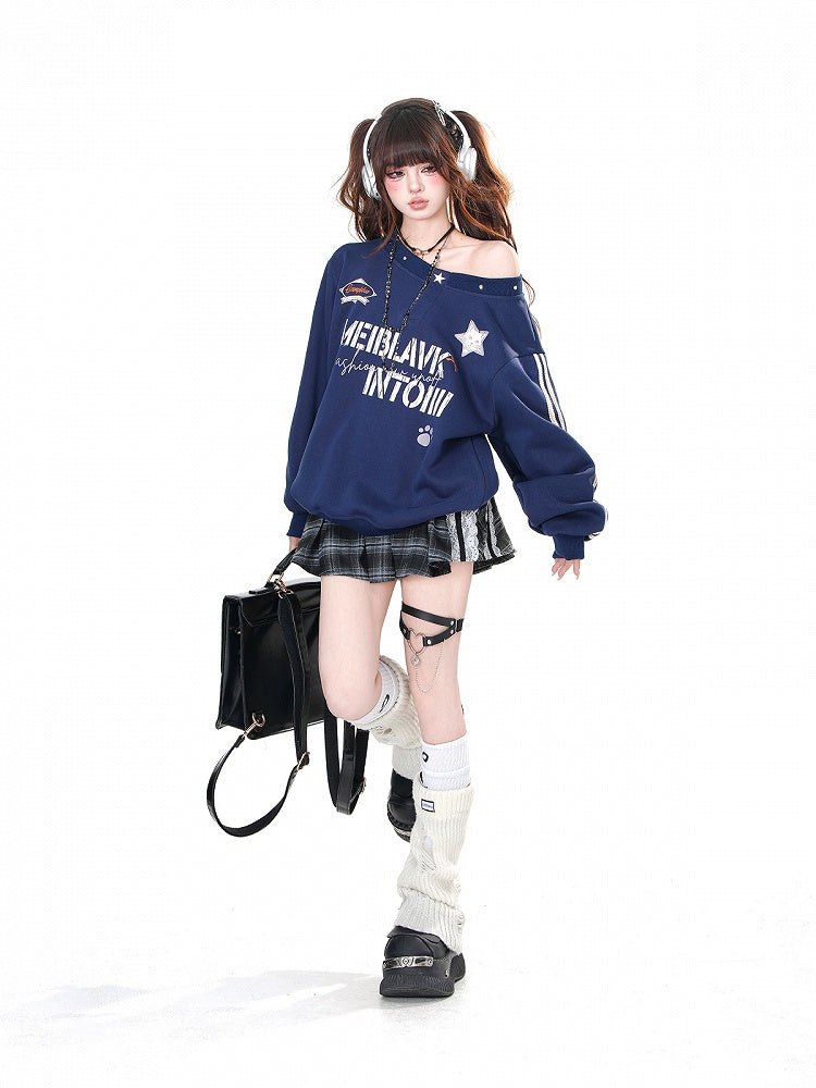 ネイビーブルーのアシンメトリーネックラインのルーズスウェットシャツ