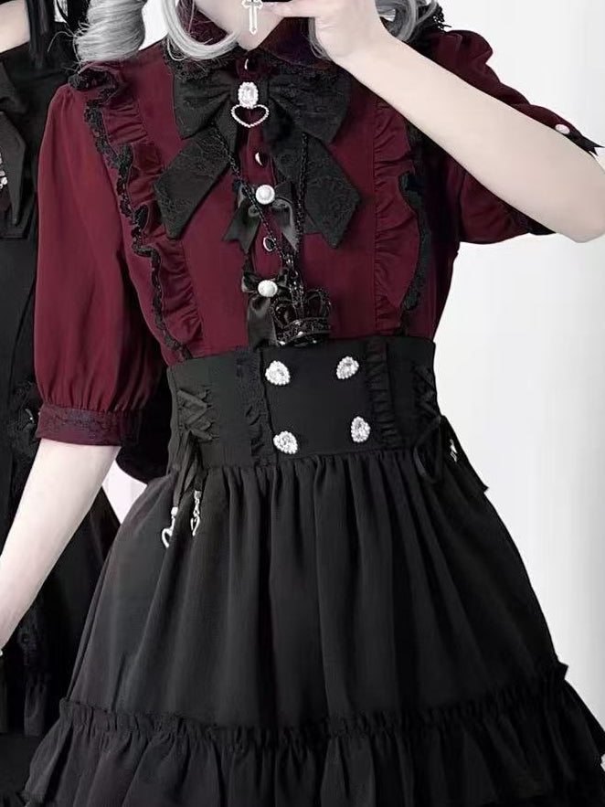 ラインストーンフリルシャツのディテール、蝶結びの装飾、ジライレッドワインケイトリム