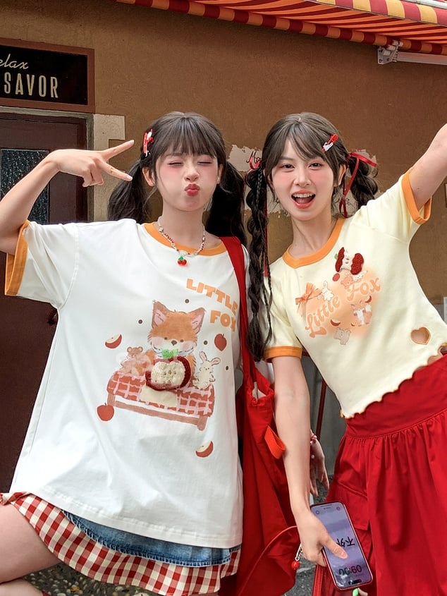 白い漫画のキツネのプリントのロングバージョンTシャツ、リンゴのブローチ付き