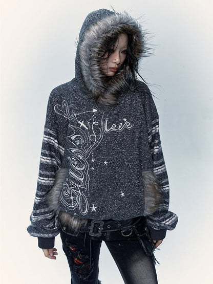 Schwarz-weißer Kapuzenpullover mit Plüschbesatz und gestreiften Ärmeln