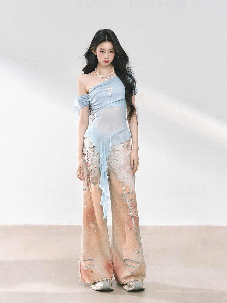 ブルー/ブラックのカスケーディングフリルアクセントメッシュトップ、ホワイトのアシンメトリーネックライン